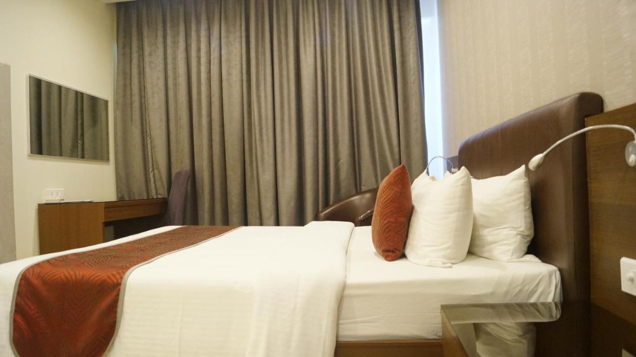 V 7 Hotel Chennai Zimmer foto
